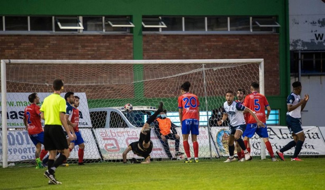 UDOurense1_OurenseCF2
Borja Domingo celebra su primer gol en el derbi superabdo por completo al portero unionista Dani (FOTO: ÓSCAR PINAL).