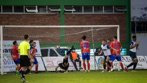 UDOurense1_OurenseCF2
Borja Domingo celebra su primer gol en el derbi superabdo por completo al portero unionista Dani (FOTO: &Oacute;SCAR PINAL).