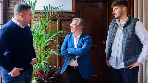 Reuni&oacute;n Luis Menor (Presidente da Deputaci&oacute;n Ourense) coa directiva do Ourense Clube de Futbol, representada polo sue Presidente, Camilo D&iacute;az Fern&aacute;ndez, e do seu Director Xeral, Javier Quiroga G&oacute;mez.